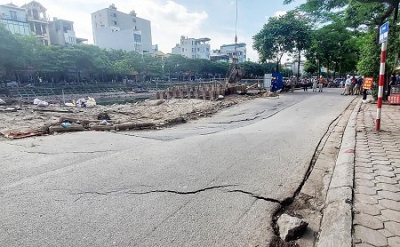 Hà Nội: Sụt lút trên đoạn đường Vũ Tông Phan khiến giao thông ùn ứ