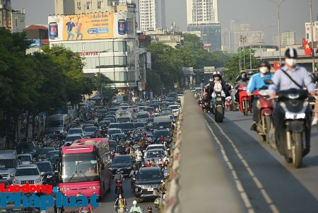 Giao thông "hỗn loạn" tại tuyến đường sắp được thí điểm phân làn cứng