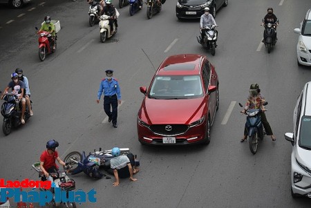 Hà Nội: Chưa đạt hiệu quả trong ngày đầu thí điểm phân làn cứng trên đường Nguyễn Trãi