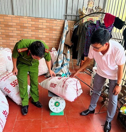 Hà Tĩnh: Bắt quả tang hộ gia đình chế biến hơn 1 tấn mỡ động vật không rõ nguồn gốc