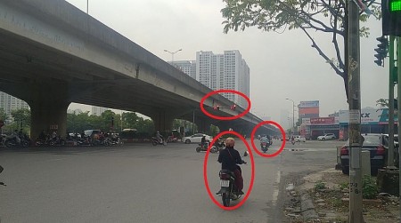 Hà Nội: Nhiều phương tiện ngang nhiên vượt đèn đỏ, đi ngược chiều