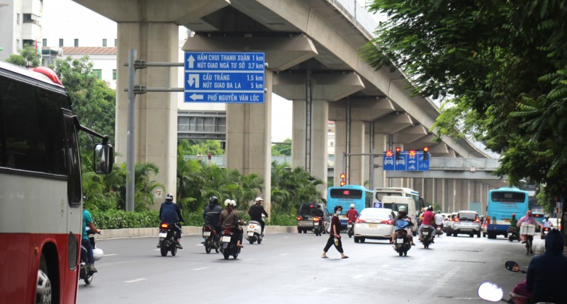 Người dân thản nhiên băng qua đường “quên” cầu bộ hành