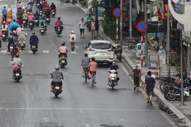 Người dân thản nhiên băng qua đường “quên” cầu bộ hành