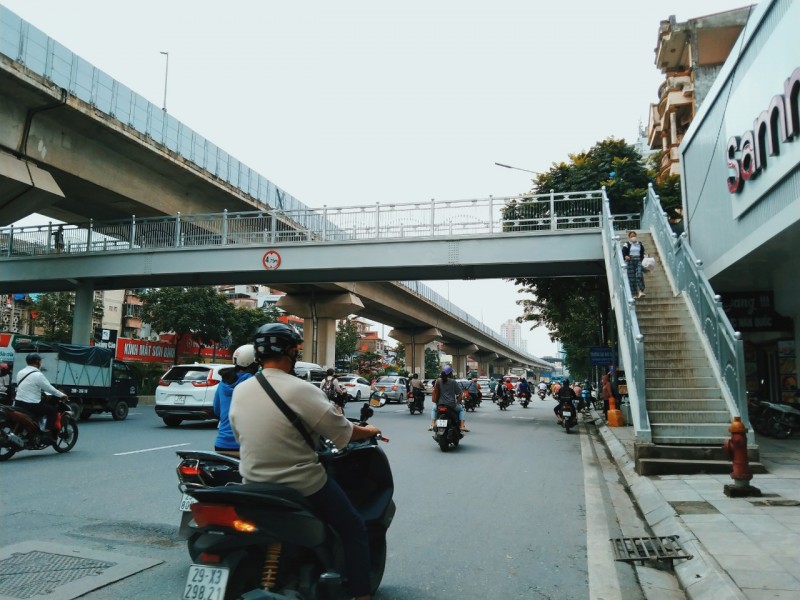 Người dân thản nhiên băng qua đường “quên” cầu bộ hành