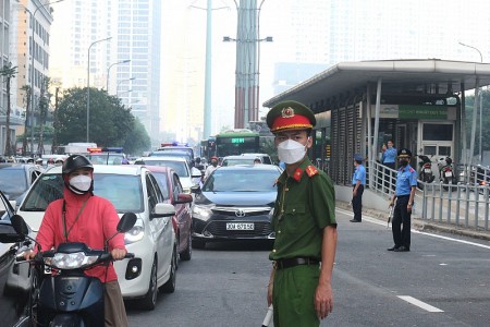 Bố trí lực lượng chốt trực tại các “điểm nóng” giao thông