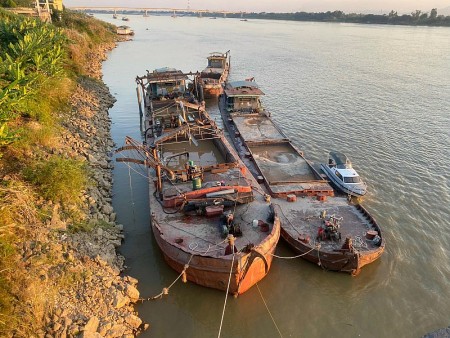 Liên tiếp bắt giữ các đối tượng, phương tiện khai thác cát trái phép trên sông