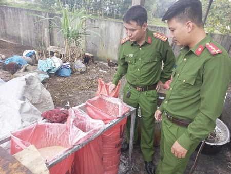 Hà Tĩnh: Phát hiện hộ gia đình sơ chế gần 1 tấn mỡ động vật không rõ nguồn gốc