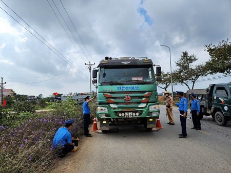 Hà Nội tăng cường xử lý xe quá khổ, quá tải những tháng cuối năm