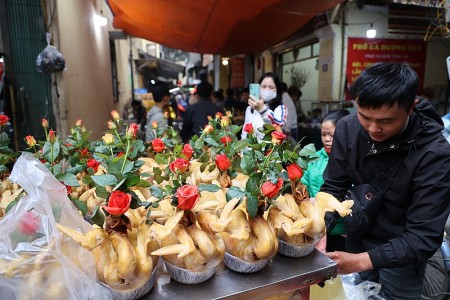 Hà Nội: Người dân quét mã QR mua gà ngậm hoa hồng ngày 30 Tết