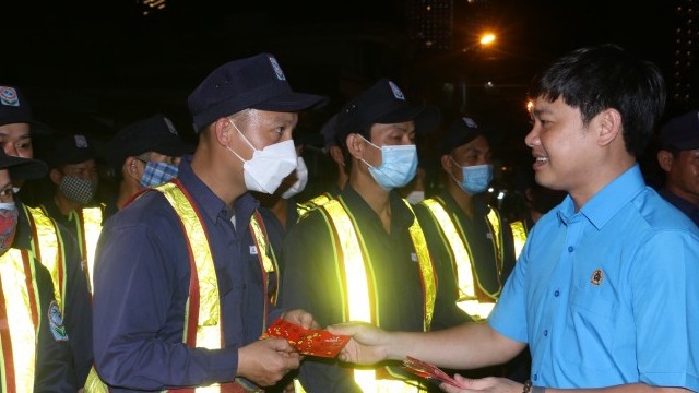 LĐLĐ tỉnh Khánh Hòa thăm, tặng quà đoàn viên, người lao động làm việc xuyên Giao thừa