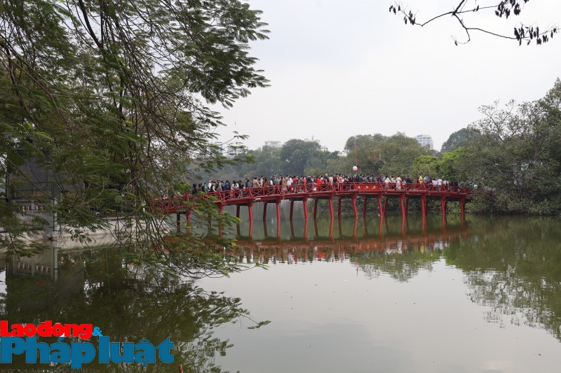 Tranh thủ thời tiết đẹp, người dân Thủ đô rộn ràng du Xuân