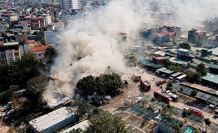 Kịp thời dập tắt đám cháy kho chứa vải ở phường Vĩnh Hưng, quận Hoàng Mai