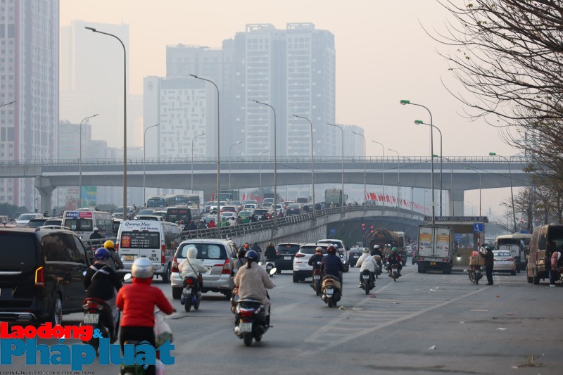 Giao thông tại Hà Nội nhộn nhịp sau kỳ nghỉ Tết Quý Mão