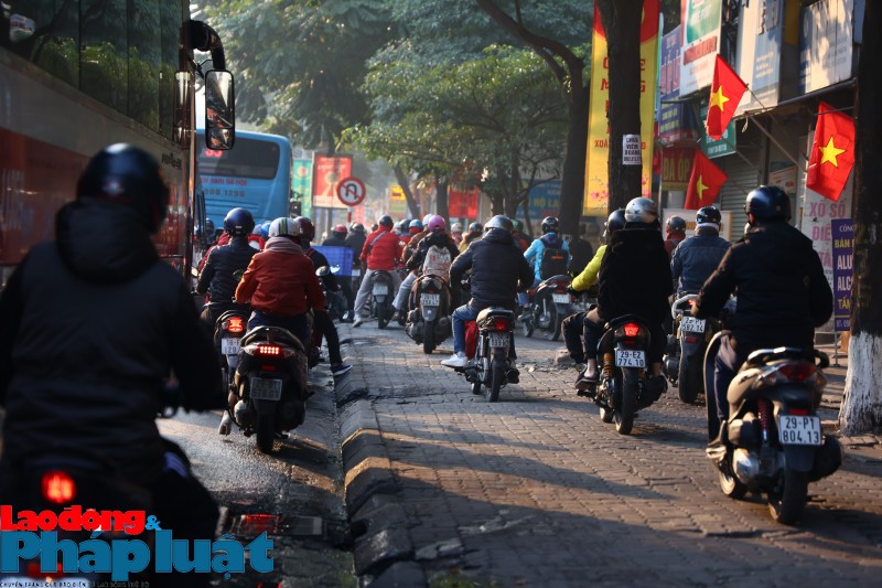 Giao thông tại Hà Nội nhộn nhịp sau kỳ nghỉ Tết Quý Mão