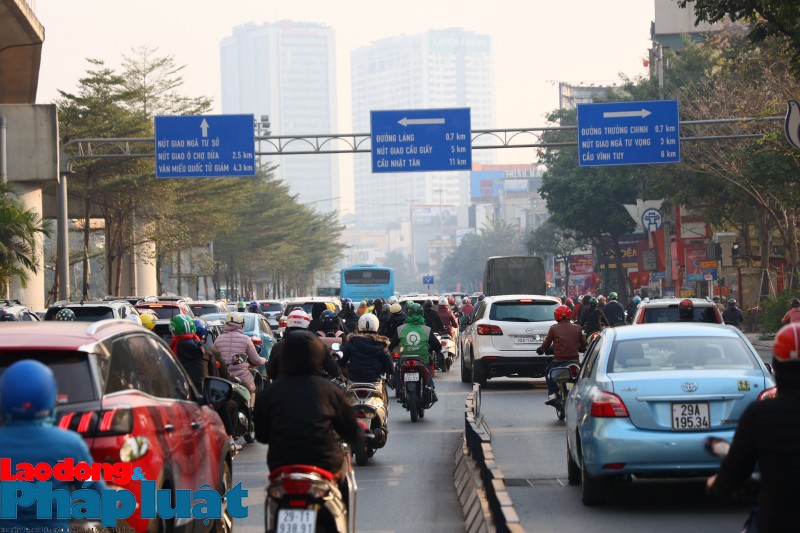 Giao thông tại Hà Nội nhộn nhịp sau kỳ nghỉ Tết Quý Mão