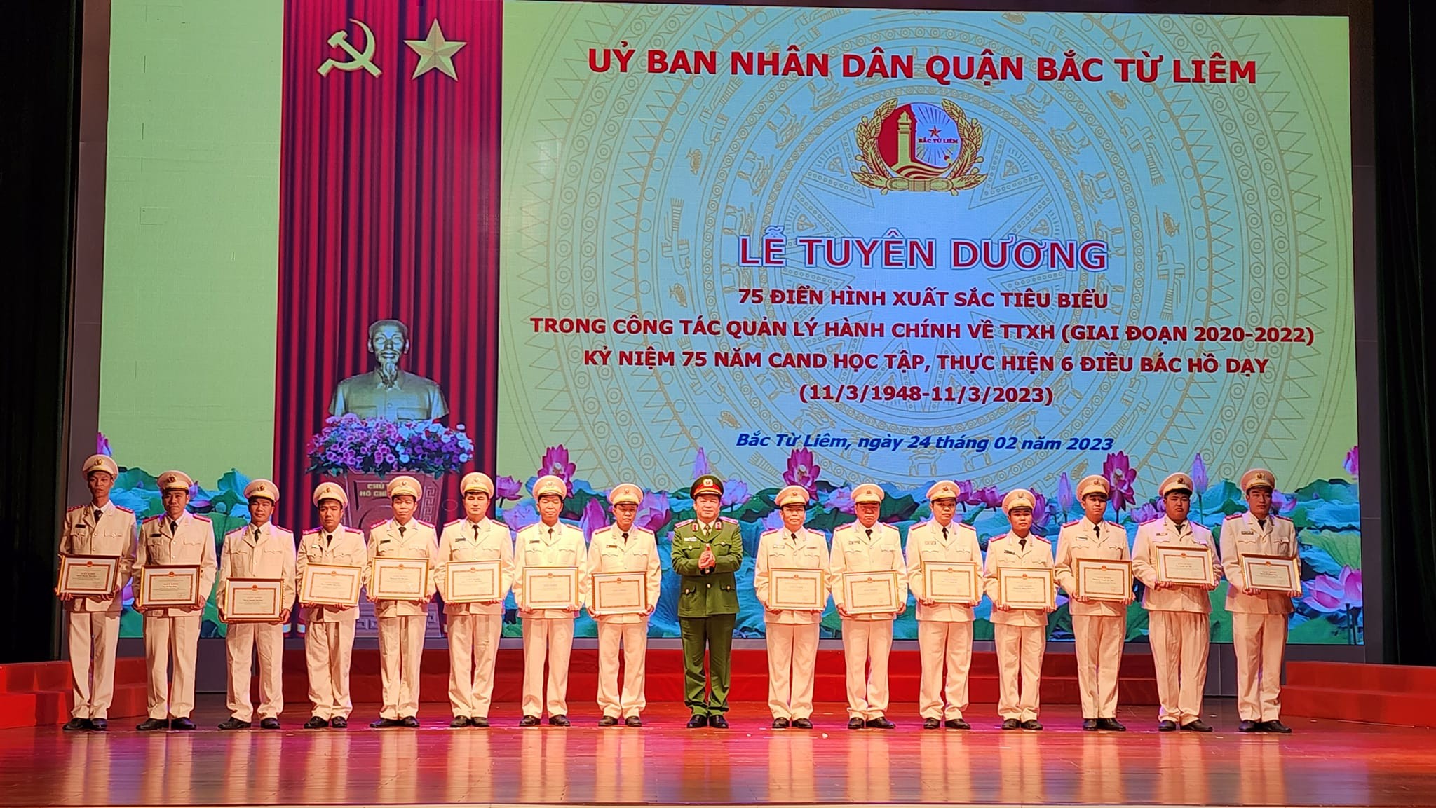 Quận Bắc Từ Liêm tôn vinh những tấm gương điển hình hết lòng vì nhân dân phục vụ