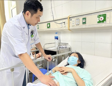 Nữ bệnh nhân 17 tuổi bị thủng ruột vì nuốt tăm