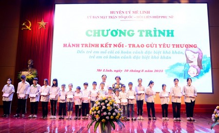 Trao tặng 840 triệu đồng cho 140 trẻ em có hoàn cảnh khó khăn huyện Mê Linh