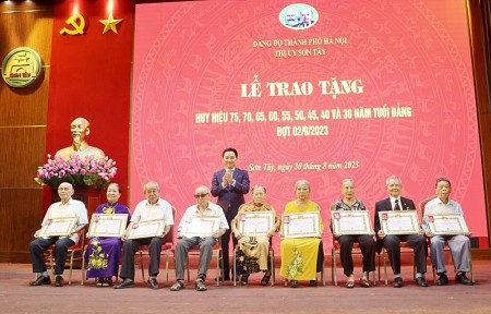 Sơn Tây: 270 đảng viên được trao Huy hiệu Đảng