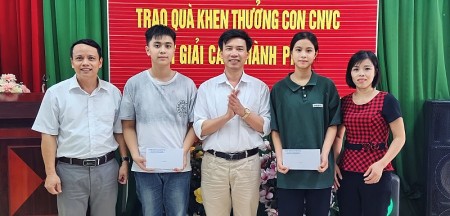 Huyện Ba Vì khen thưởng con CNVCLĐ có thành tích học tập tốt