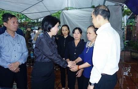 Giám đốc Sở Y tế Hà Nội trao hỗ trợ tới gia đình nạn nhân tử vong vụ cháy chung cư mini