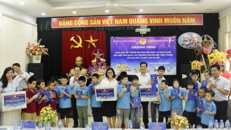 Món quà ấm áp dành tặng học sinh có hoàn cảnh đặc biệt khó khăn dịp Tết Trung thu