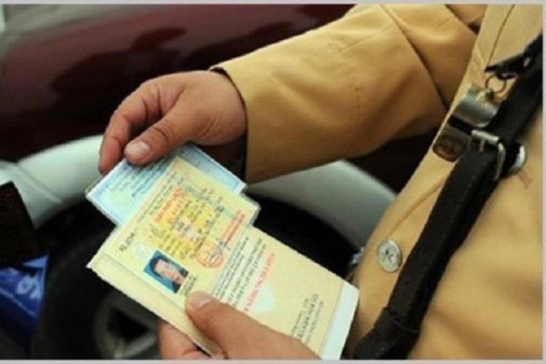 Bị trừ điểm giấy phép lái xe, người vi phạm phải kiểm tra kiến thức pháp luật