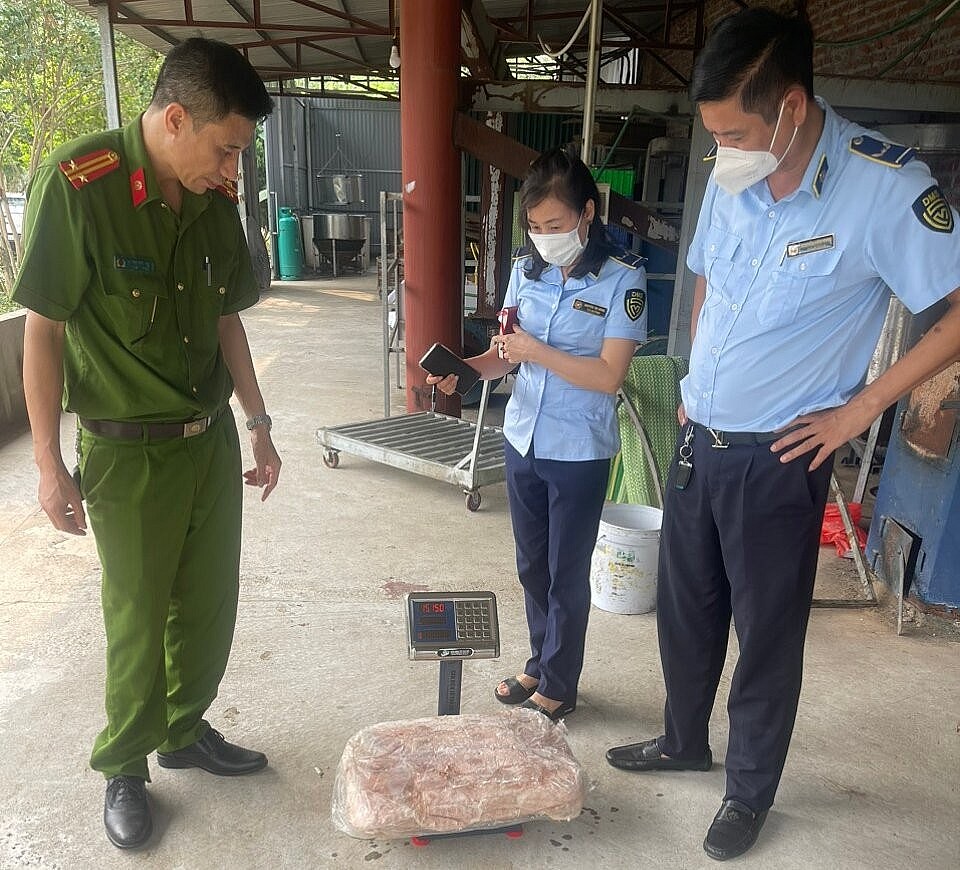 Lào Cai: Ngăn chặn kịp thời hơn 1 tấn nầm lợn đông lạnh không rõ xuất xứ