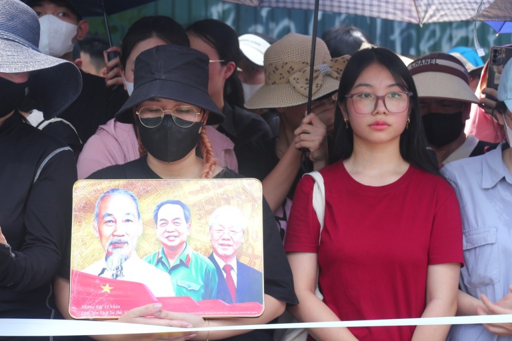 Người dân khóc nghẹn chào Tổng Bí thư Nguyễn Phú Trọng