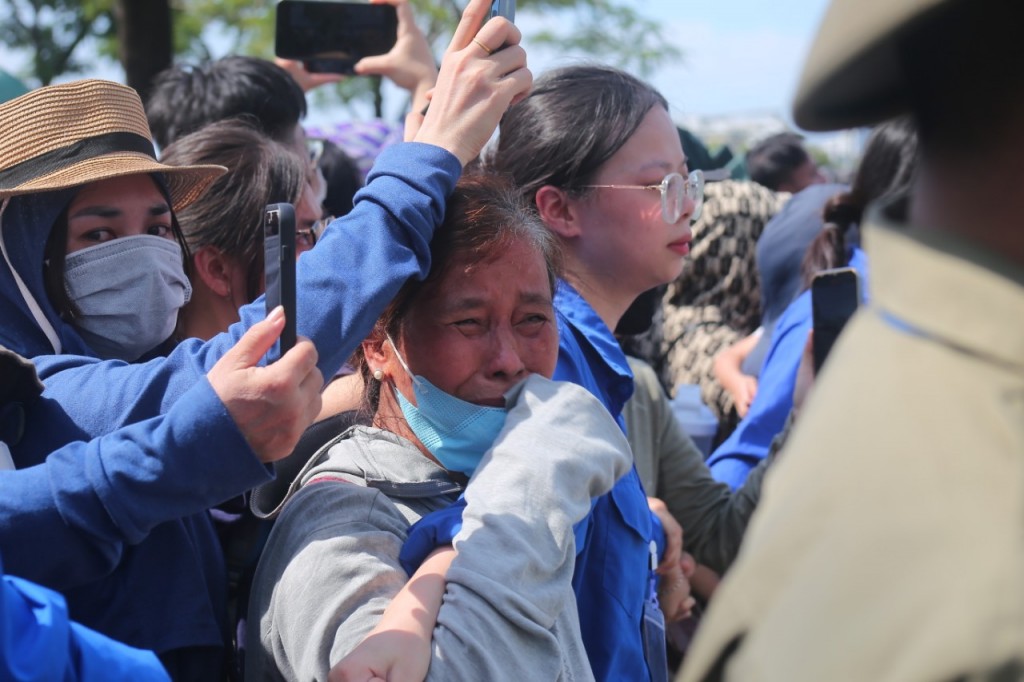 Người dân rơi nước mắt tiễn đưa Tổng Bí thư Nguyễn Phú Trọng
