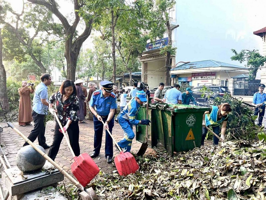 Thanh tra Sở GTVT Hà Nội dọn vệ sinh môi trường, khắc phục hậu quả bão số 3