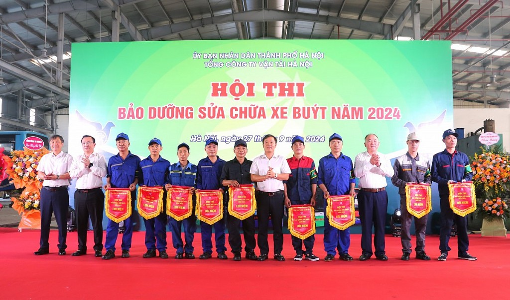 Xem công nhân Transerco trổ tài kỹ năng bảo dưỡng xe buýt “nhanh như điện”