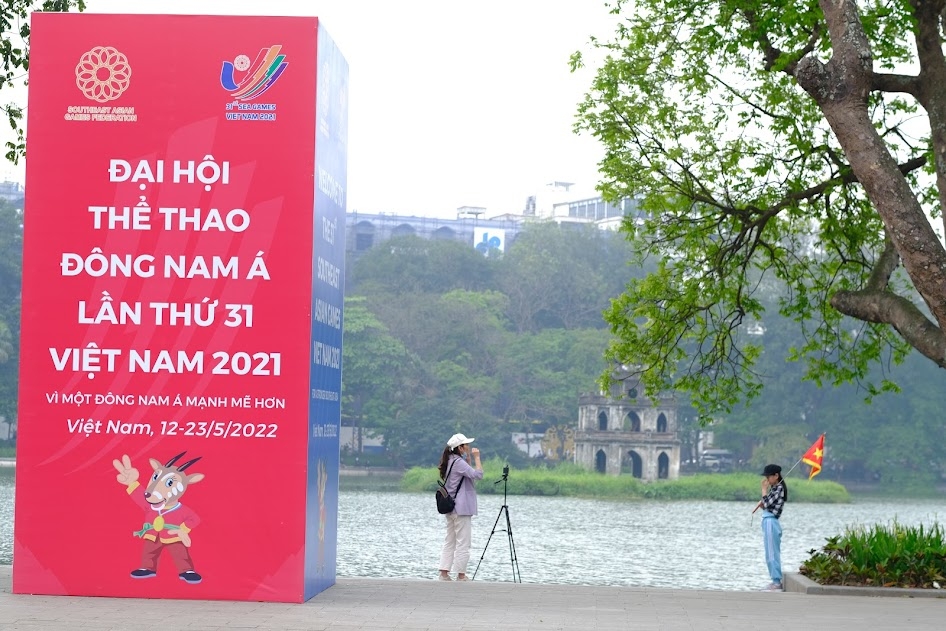 Đường phố Hà Nội trang hoàng rực rỡ chào đón SEA Games 31