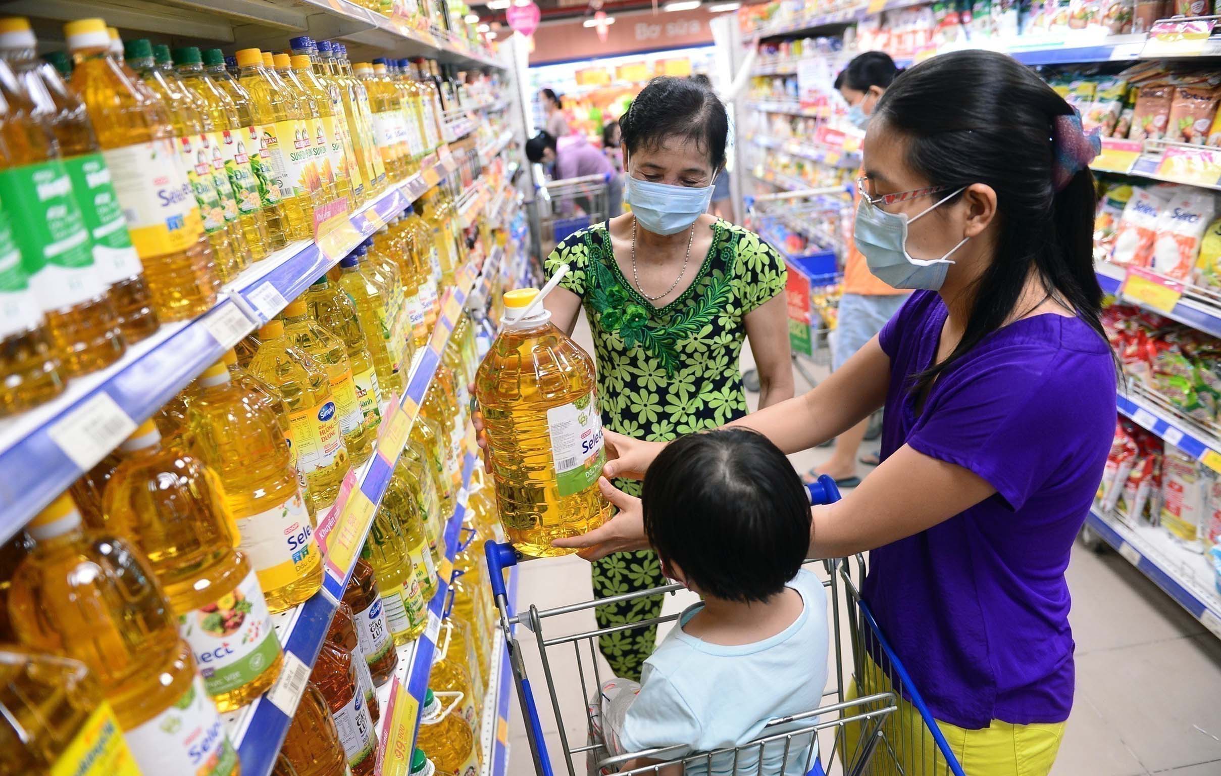 Người ti&amp;ecirc;u d&amp;ugrave;ng mua dầu ăn tại si&amp;ecirc;u thị Co.op Mart