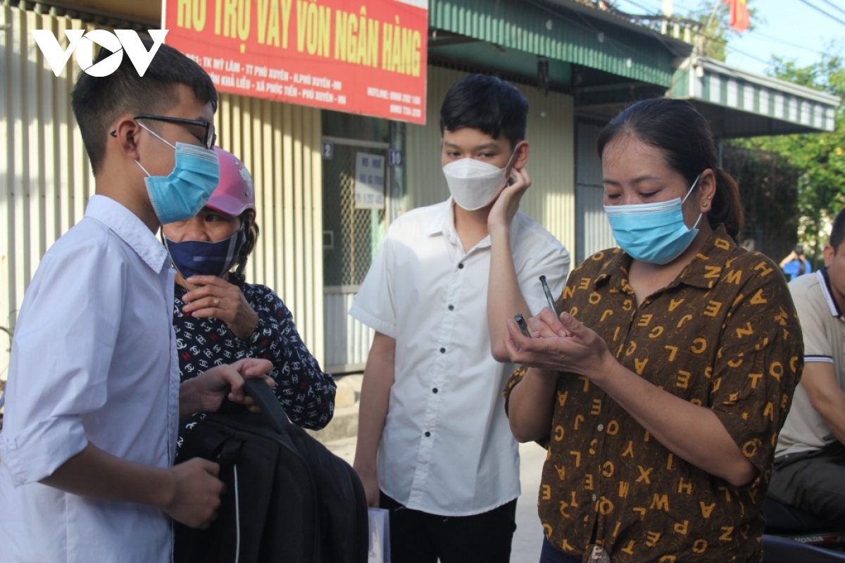 ty le choi cao, phu huynh ha noi thap thom doi con ngoai truong thi hinh anh 3