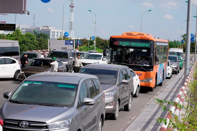 Chậm, hủy chuyến bay tăng vọt trong cao điểm Hè, Bộ Giao thông liên tục chỉ đạo nóng ảnh 2