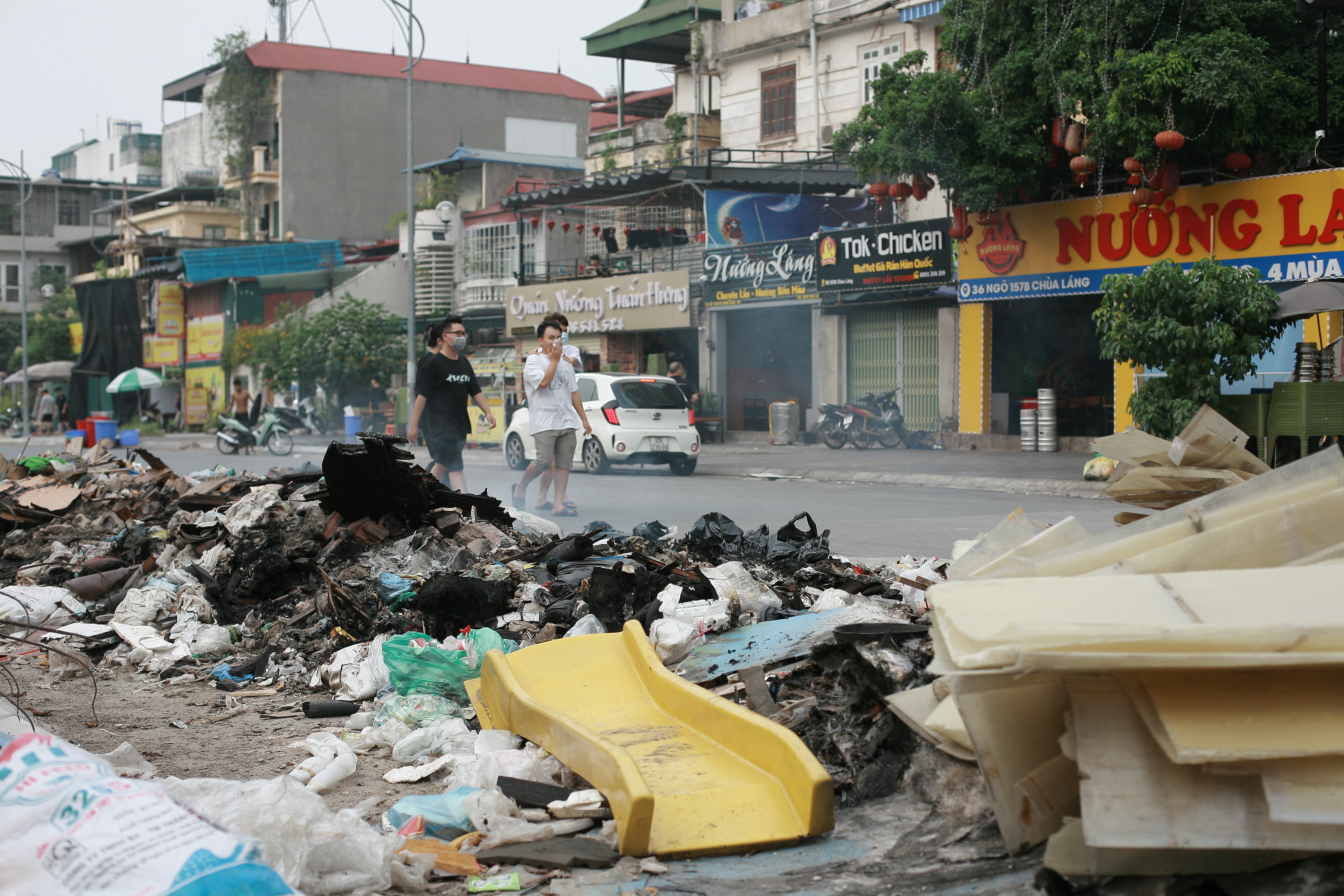 R&amp;aacute;c thải bị đem đốt ngay giữa phố g&amp;acirc;y &amp;ocirc; nhiễm v&amp;agrave; mất mỹ quan. Ảnh: Vũ Khoa