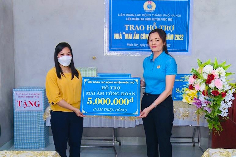 Trao hỗ trợ “Mái ấm Công đoàn” cho đoàn viên khó khăn tại huyện Phúc Thọ