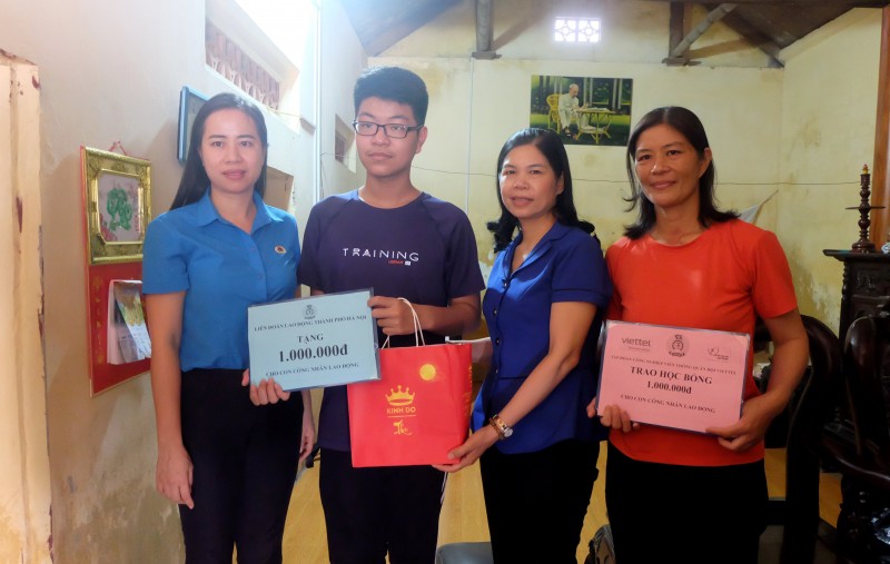 Lãnh đạo Liên đoàn Lao động thành phố Hà Nội thăm, tặng quà con đoàn viên nhân dịp Tết Trung thu
